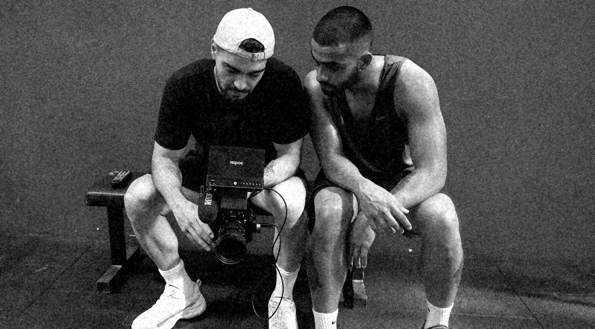 Eren Kartal kamera arkası — Crossfit salonunda monitör kontrolü · Loop Medya