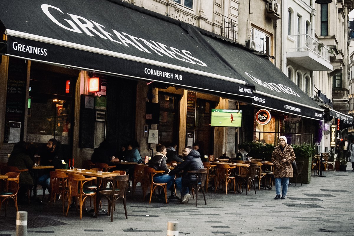 Corner Irish Pub — menü, yemek ve i̇çecek çekimi · Loop Medya
